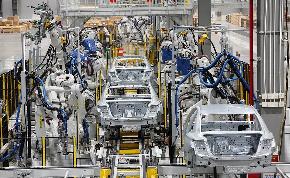 Xưởng hàn thân xe VinFast sử dụng 1200 con robot hãng ABB – Đây là nhà máy hàn thân xe hiện đại nhất Việt Nam và khu vực Đông Nam Á