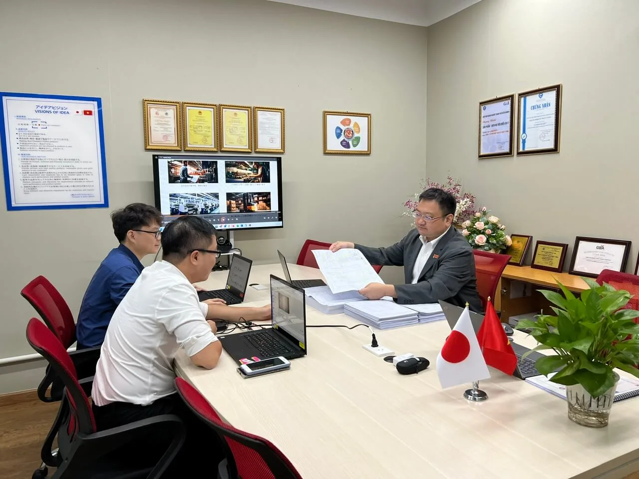 Commitment to customers with a focus on service quality, speed, customer satisfaction, and sustainable relationships.