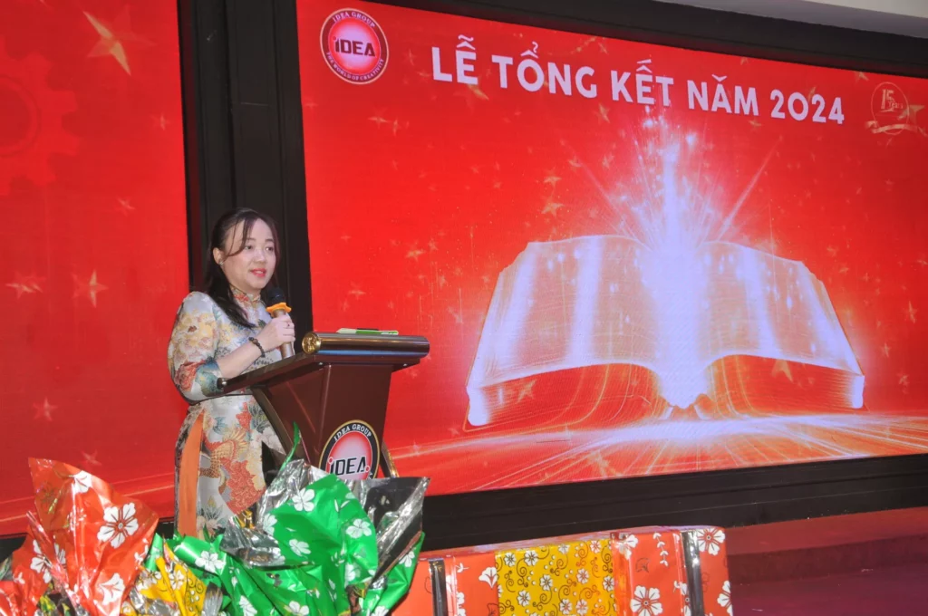 RECAP | Tự hào Kỷ niệm 15 năm thành lập – Hành trình rực rỡ và dấu ấn đáng nhớ của IDEA Group tại Tiệc Tất Niên 2024 6 Chị Ngô Thị Phương Vân - Phó Tổng Giám Đốc phát biểu trong buổi lễ tổng kết năm 2024