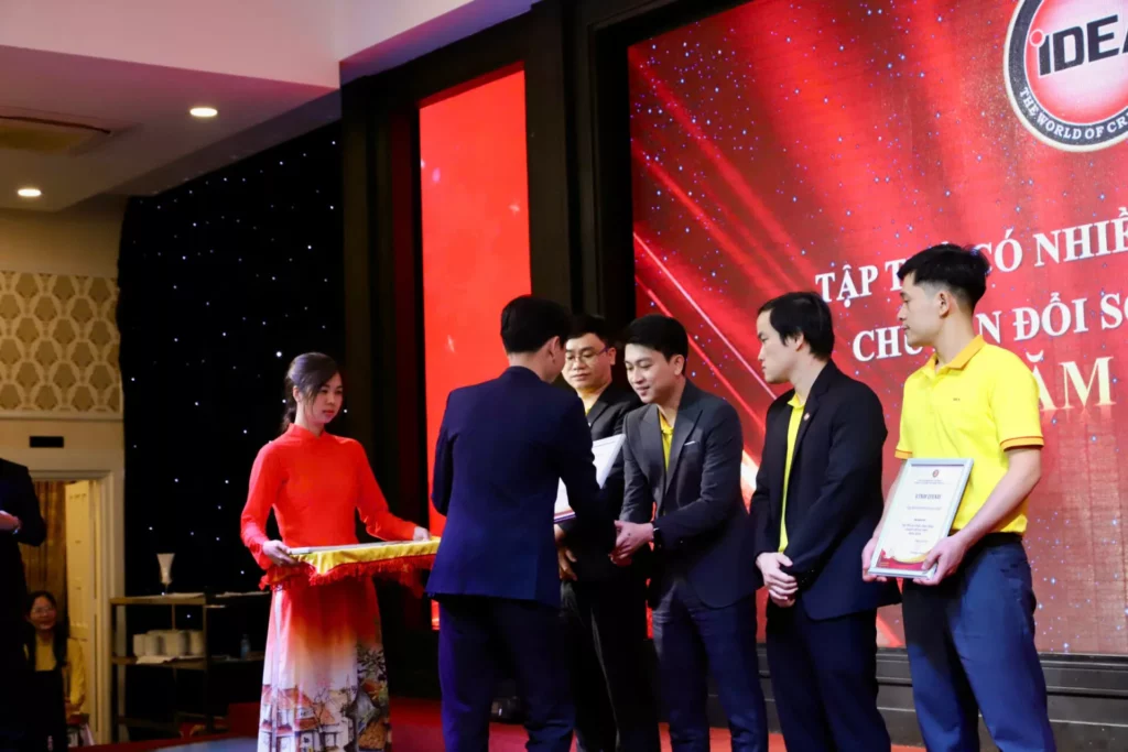 RECAP | Tự hào Kỷ niệm 15 năm thành lập – Hành trình rực rỡ và dấu ấn đáng nhớ của IDEA Group tại Tiệc Tất Niên 2024 9 yep20