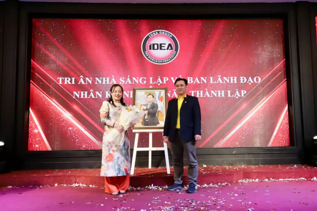 RECAP | Tự hào Kỷ niệm 15 năm thành lập – Hành trình rực rỡ và dấu ấn đáng nhớ của IDEA Group tại Tiệc Tất Niên 2024 12 Tổng giám đốc ông Đỗ Hoàng Trung (Bên Phải) - Phó tổng giám đốc bà Ngô Thị Phương Vân (Bên Trái) tiếp nhận món quà tri ân từ cán bộ nhân viên
