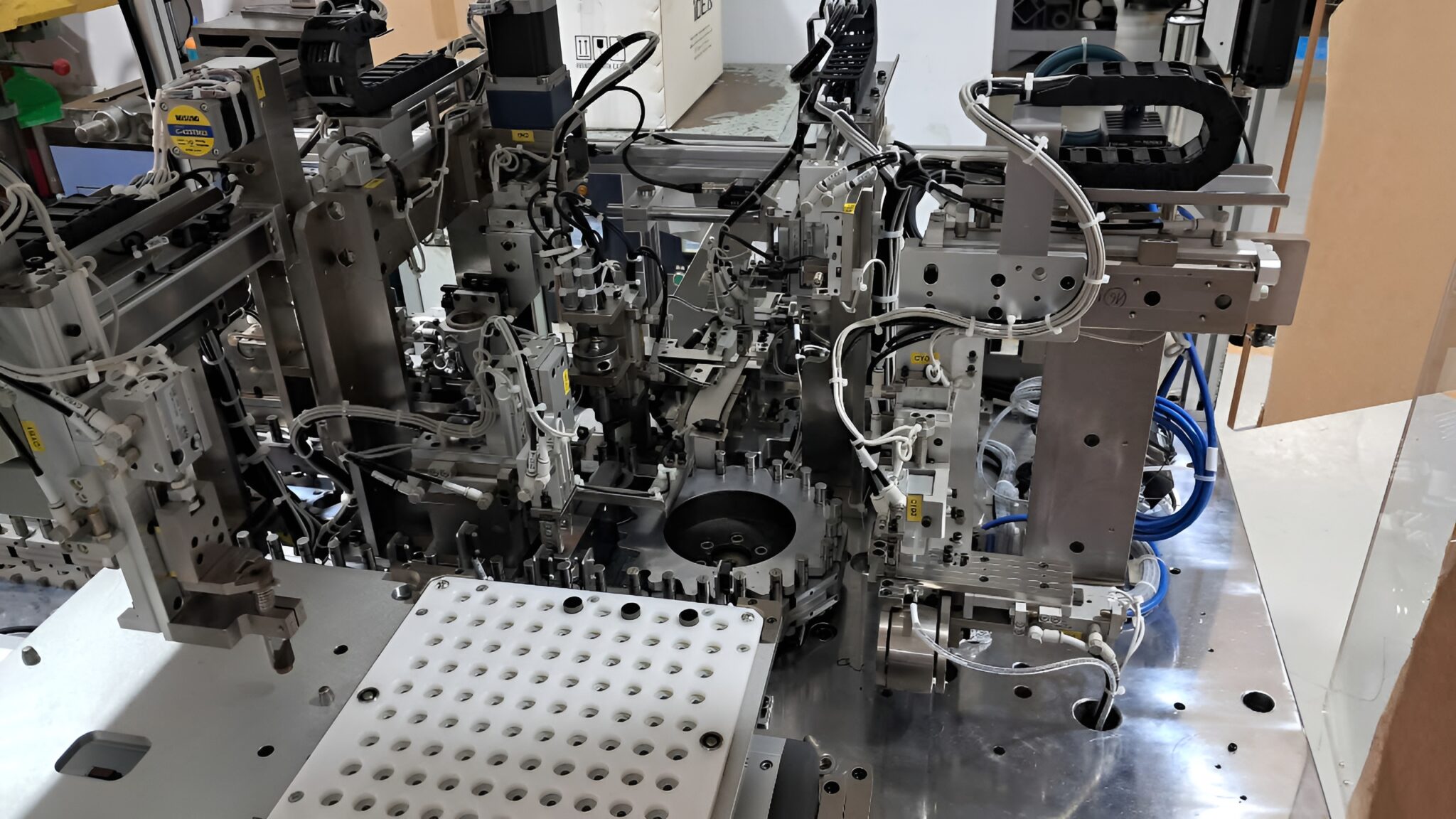 NSVC2412-001自動組立・接着剤塗布装置は、モーター部品の生産工程を最適化するために設計された高性能システムです。Keyence製PLC、Misumi製ステッピングモーター、Keyence IV2カメラなどの高品質部品を搭載し、安定性と高精度な動作を実現します。コンパクトなサイズ（1750 × 870 × 1400 mm）で既存ラインへの統合が容易であり、1シフトあたり5,760個の生産能力により大量生産ニーズにも対応可能です。PO発行後わずか3ヶ月の納期で、電子機器業界や日本のFDI企業にとって、生産効率と精度を向上させる理想的なソリューションです。