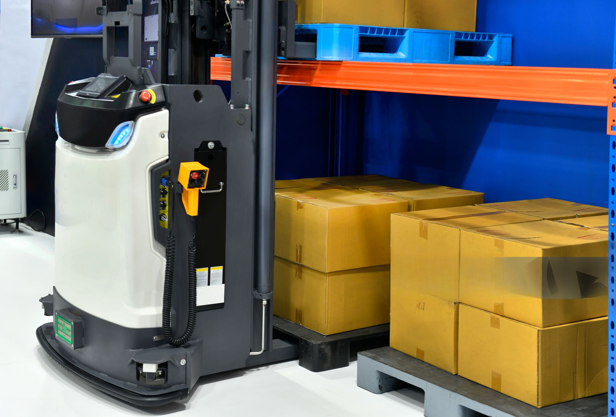 Giải pháp palletizing của IDEA được thiết kế mở và linh hoạt, có thể tích hợp với nhiều hệ thống khác trong dây chuyền: Hệ thống băng tải ra hàng – in date – dán nhãn tự động. Máy quấn màng pallet tự động. AGV/AMR vận chuyển pallet tới kho thành phẩm. Hệ thống MES/SCADA để giám sát năng suất và truy xuất dữ liệu. Máy kiểm tra trọng lượng, kiểm tra mã QR, kiểm tra hình dạng.