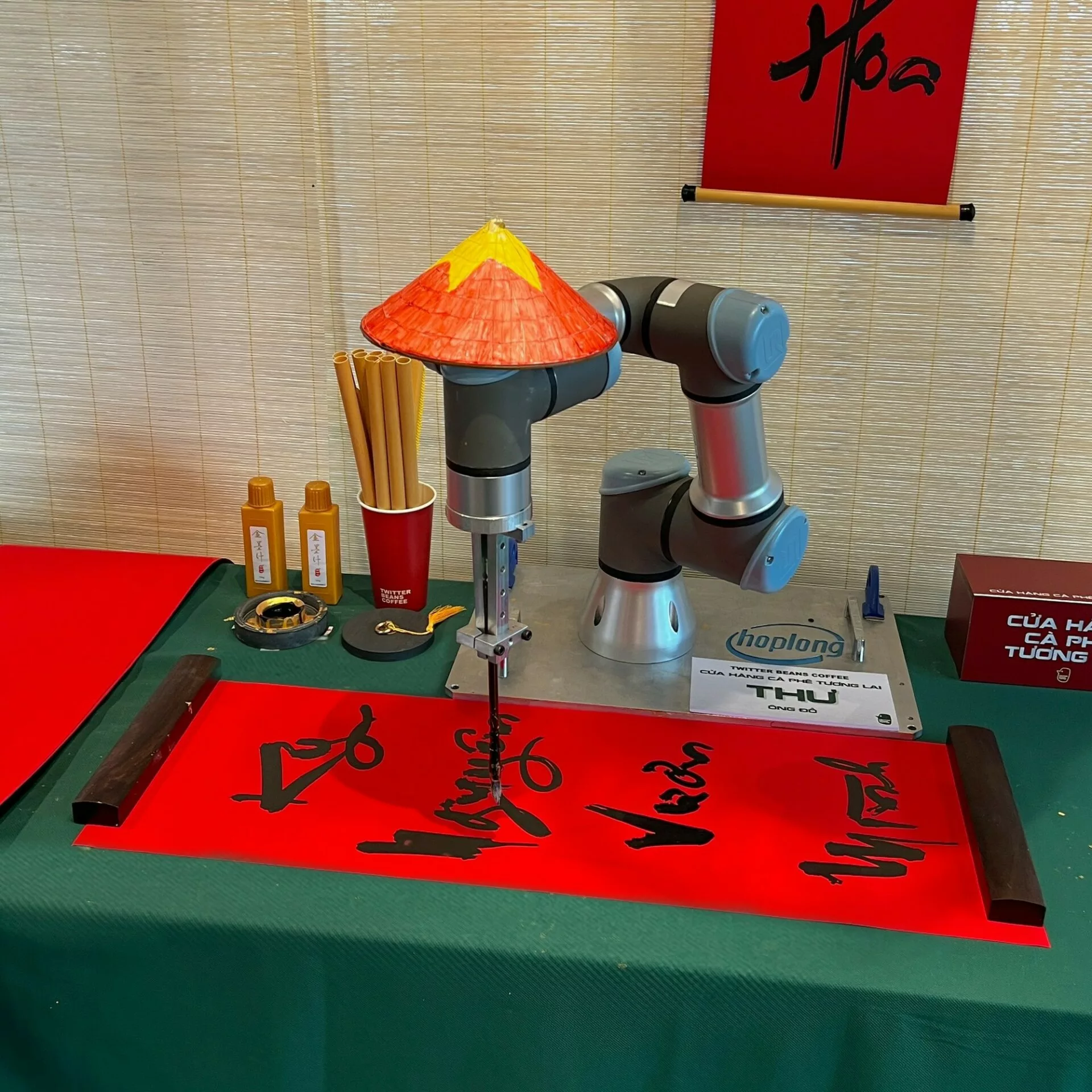 Robot cộng tác viết thư pháp - Chỉ cần nhập lệnh, khách hàng đã có ngay một tờ thư pháp với nhiều lời chúc ý nghĩa.