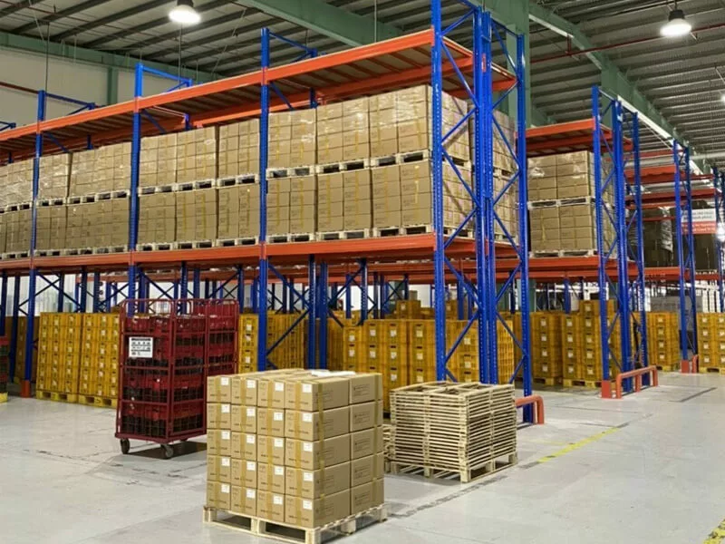 Giải Pháp Palletizing – Giải Pháp Tự Động Hóa Hiệu Quả Cho Doanh Nghiệp Sản Xuất 2 Robot palletizing được lập trình để xếp đều và gọn gàng hàng hóa