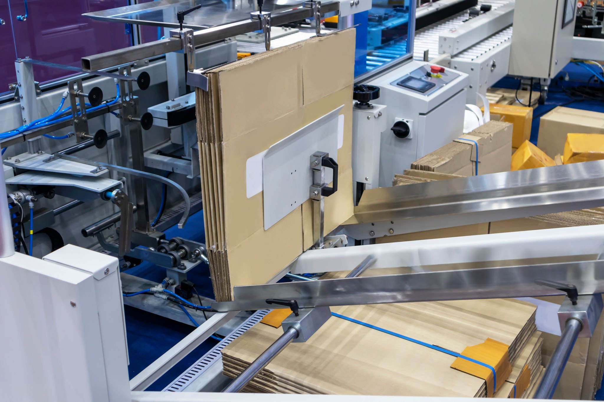 Carton Erector Machine Speed: Up to 15 cartons/min (or 30 cartons/min depending on model) Carton size: L 250–600 mm | W 200–500 mm | H 120–500 mm Adhesive: 2" or 3" tape or hot melt adhesive Function: Automatically forms flat cartons into boxes, ensuring accuracy and readiness for packing.