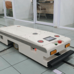 IDONKEY 自動搬送車 – IGR-UPA は、コンパクトで超低床構造を採用し、高積載能力を備えたAGVです。工場内の自動搬送をコスト効率良く実現します。特長として、超低床設計により最大積載量は1000kg、保守や拡張が容易なモジュール設計を採用しています。また、リチウム電池または鉛蓄電池に対応し、自動充電オプションも利用可能です。 導入例としては、台車の下に潜り込んで搬送する方法や、ピントルを持ち上げて台車を牽引する方法、さらに台車を隣接配置したまま搬送することも可能です。高度なモジュール設計により、IGR-UPAシリーズは多様な構成に対応し、一方向AGVから双方向AGVへのアップグレードや高さ・長さのカスタマイズにも柔軟に対応します。