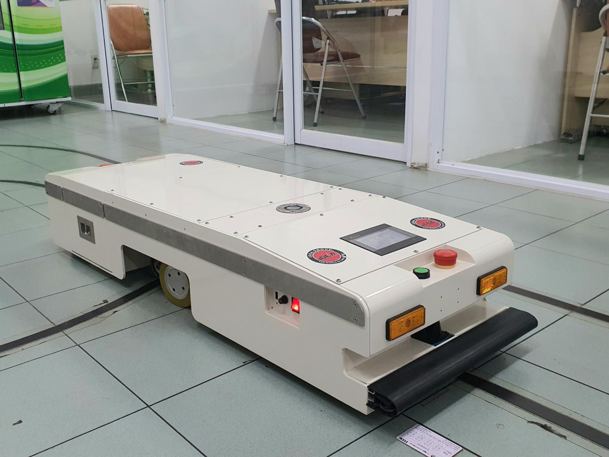 IDONKEY 自動搬送車 – IGR-UPA は、コンパクトで超低床構造を採用し、高積載能力を備えたAGVです。工場内の自動搬送をコスト効率良く実現します。特長として、超低床設計により最大積載量は1000kg、保守や拡張が容易なモジュール設計を採用しています。また、リチウム電池または鉛蓄電池に対応し、自動充電オプションも利用可能です。 導入例としては、台車の下に潜り込んで搬送する方法や、ピントルを持ち上げて台車を牽引する方法、さらに台車を隣接配置したまま搬送することも可能です。高度なモジュール設計により、IGR-UPAシリーズは多様な構成に対応し、一方向AGVから双方向AGVへのアップグレードや高さ・長さのカスタマイズにも柔軟に対応します。