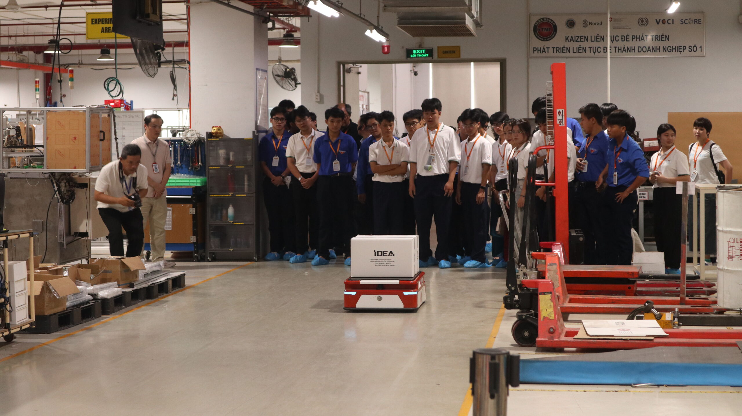 IDonkey IGR-AMRスマート自律走行ロボットは、工場内の自動搬送ソリューションとして、SLAMナビゲーション技術を活用し、正確な位置決めと柔軟な移動を実現します。コンパクト設計、150kg～600kgの可搬重量、最大速度1.5m/s、±5mmの位置精度により、社内物流を最適化し、人件費を削減し、運用効率を向上させます。差動駆動システム、48V電源、0～60mmの昇降ストロークを搭載し、倉庫・配送センター、電子機器、自動車・二輪車、食品・飲料、物流、EC業界など、幅広い産業での活用に最適です。