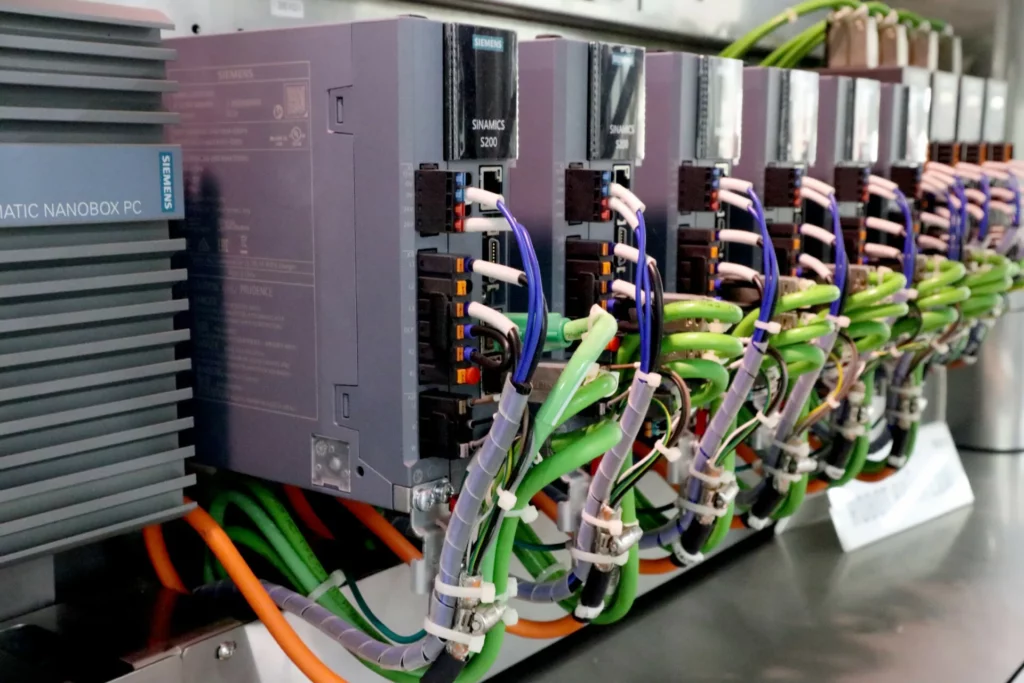 Top 10 Giải pháp Tự động hóa Nhà máy được Ứng dụng Nhiều nhất 9 Hệ thống điều khiển bằng PLC