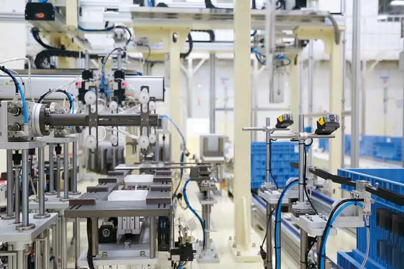 人手不足時代の解決策｜OEM機械で省人化を実現する方法とは