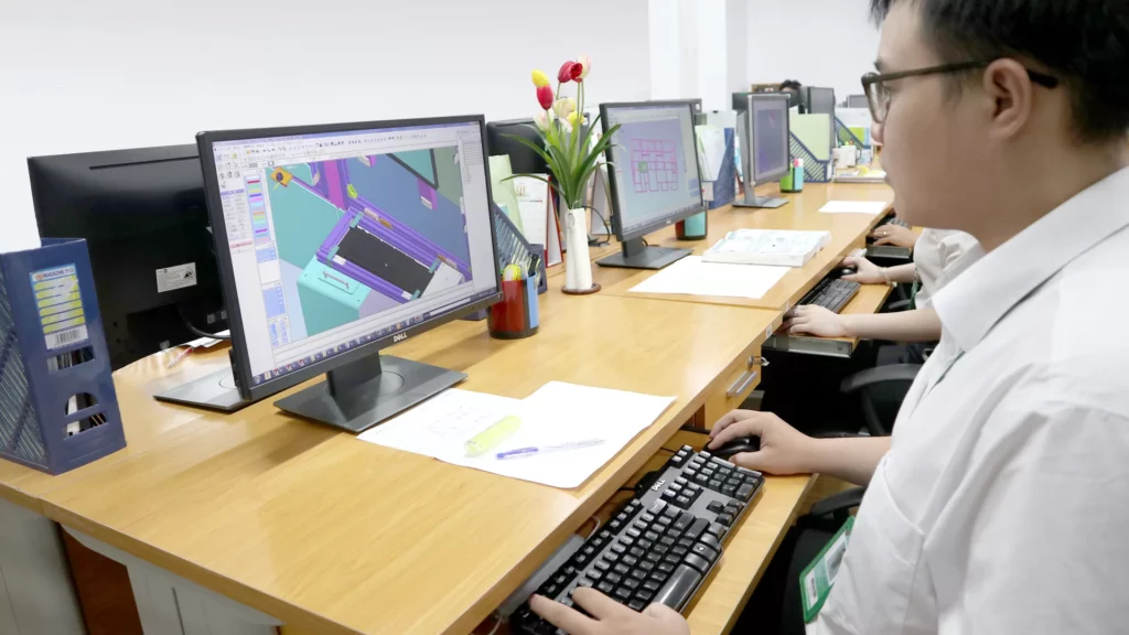 CADソフトで図面を作成するOEM設計エンジニアの作業風景