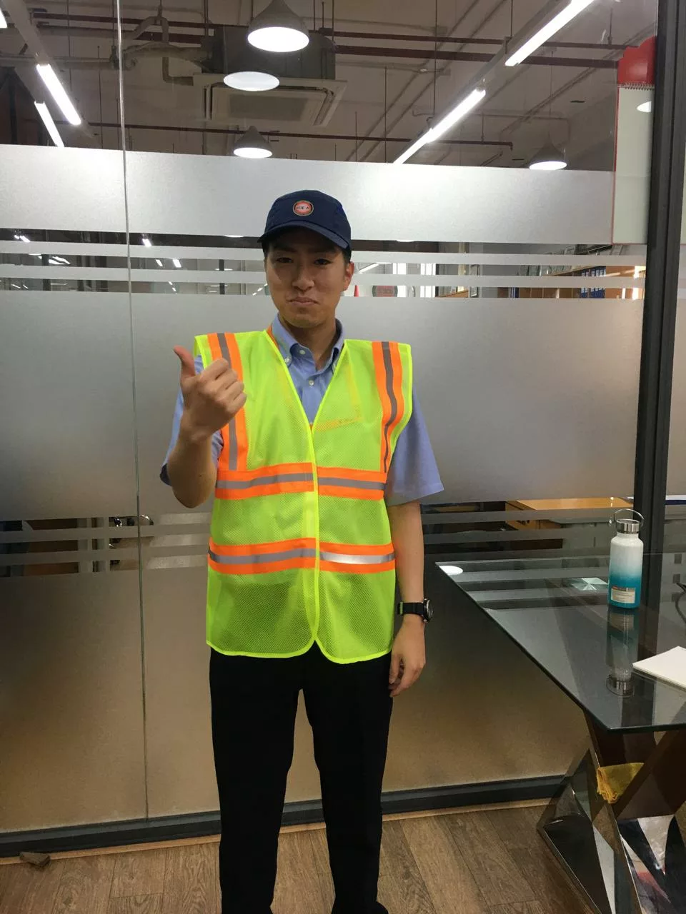 製造工場に入るための服装の準備