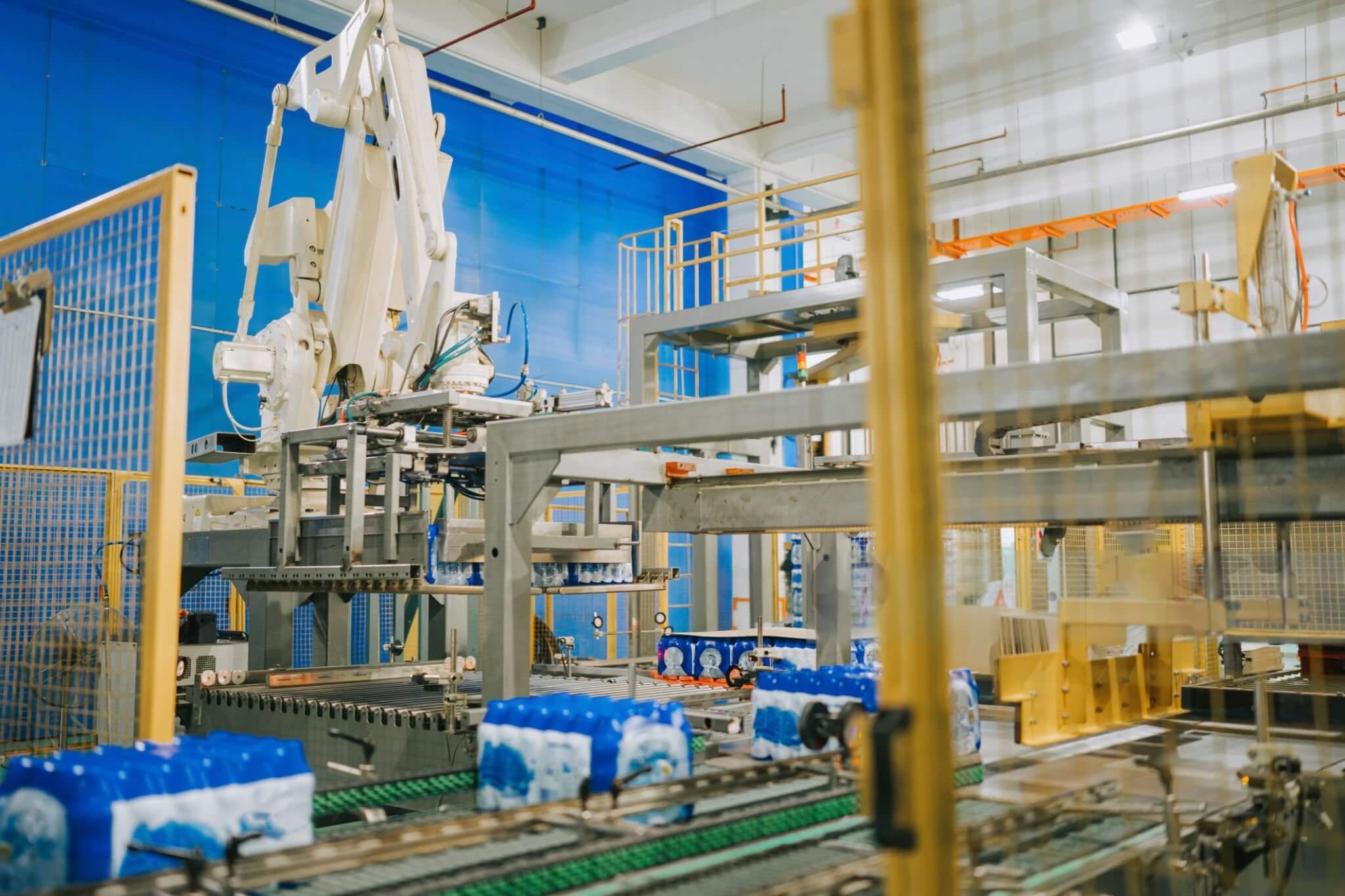Depending on your product characteristics and production line requirements, IDEA offers a wide range of palletizing solutions, including 6-axis, 4-axis, and 3-axis industrial robots, gantry robots, layer palletizing systems, and collaborative robots (cobots). This flexible portfolio allows us to select and configure the most suitable technology to achieve optimal performance, efficiency, and safety for each specific application.