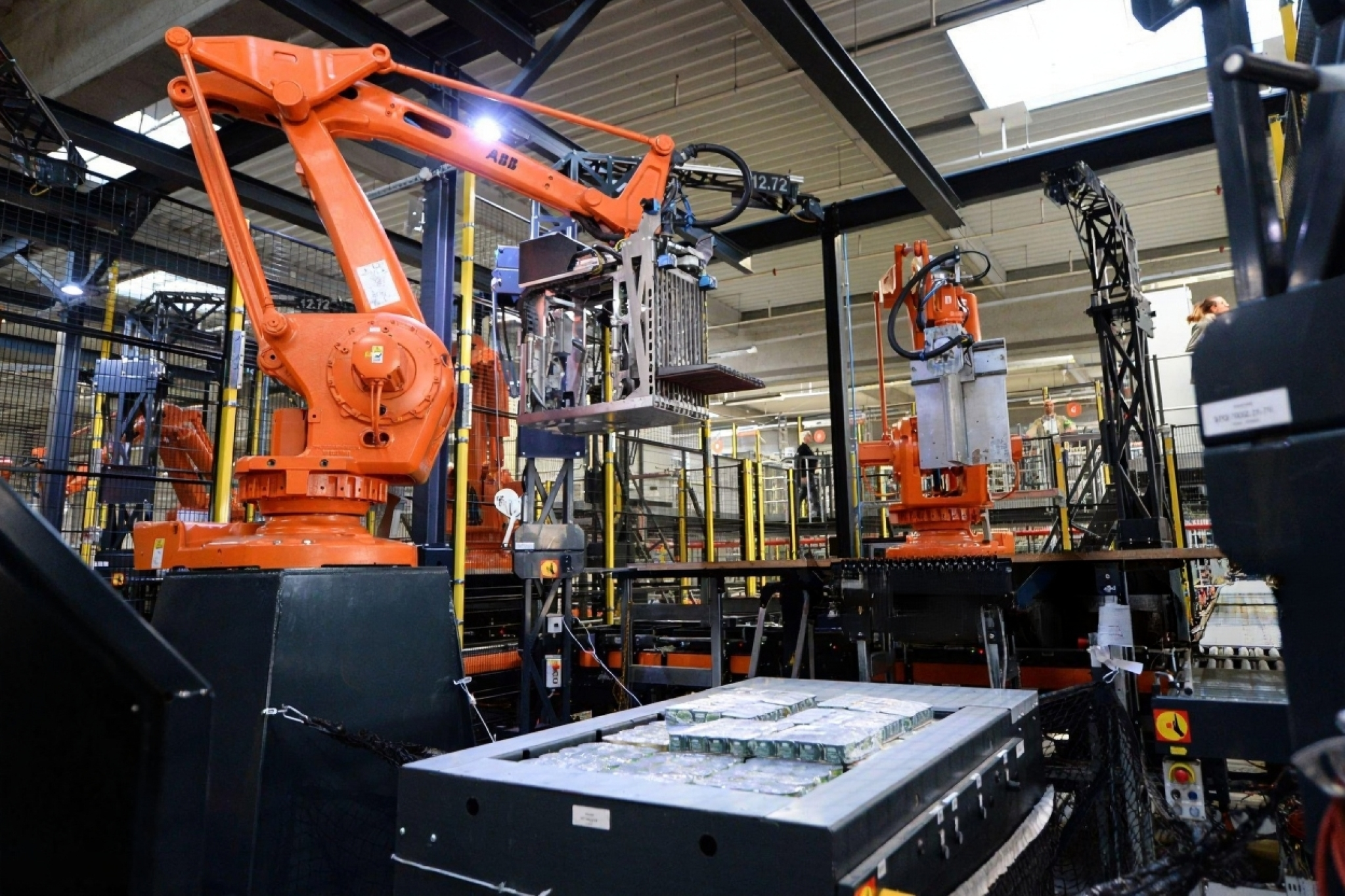 Robotic palletizing is an advanced automation solution designed to stack products onto pallets with high accuracy, consistency, and efficiency. By replacing manual palletizing, robotic systems eliminate common issues such as uneven stacks, misalignment, product damage, and labor dependency.

IDEA’s robotic palletizing solutions are engineered to operate reliably in demanding industrial environments, handling a wide variety of products and packaging types while maintaining stable pallet quality and repeatable performance. Our systems are widely applied in food & beverage, building materials, chemicals, FMCG, electronics, pharmaceuticals, and automotive-related industries.

With strong expertise in mechanical design, automation control, and system integration, IDEA delivers palletizing solutions that are not only productive but also safe, scalable, and easy to maintain—helping manufacturers reduce operating costs and improve overall logistics efficiency.